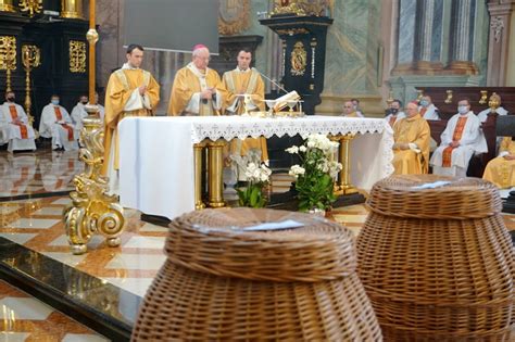 Msza Krzyżma w archikatedrze lubelskiej W Wielki Czwartek modlili się