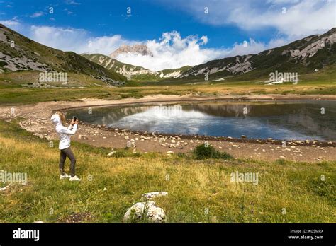 Il Corno Grande Si Riflette Nel Lago Di Pietranzoni Campo Imperatore