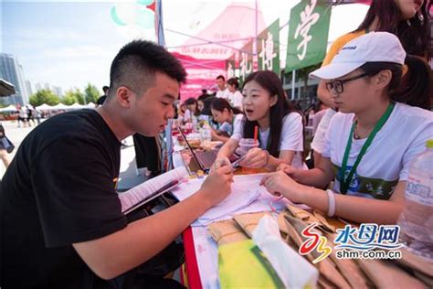 煙臺大學7000餘名新生入學報到 近三分之二是2000後 每日頭條