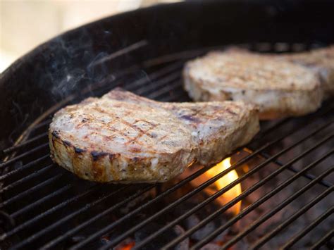 how long to cook pork chops on charcoal grill