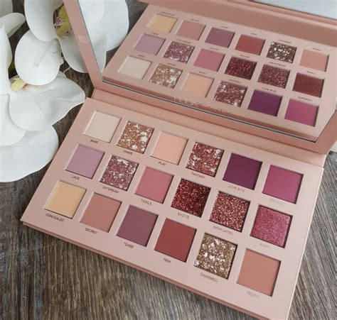 Палетка теней Huda Beauty Nude худа бьюти нюд с консилером цена 260 грн купить в Харькове