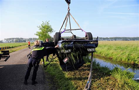 Auto Op De Kop In Sloot Langs Kerkweg In Vuren SRC