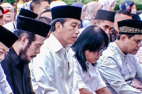 Presiden Jokowi Salat Idul Adha Di Gedung Agung Bersama Warga