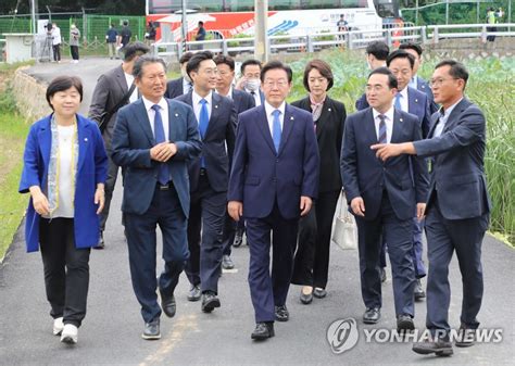 평산마을 도착한 이재명 더불어민주당 신임 대표 연합뉴스