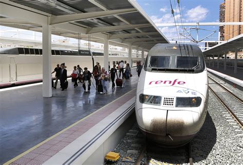 El AVE que une Alicante con Madrid transportó a 171.000 viajeros