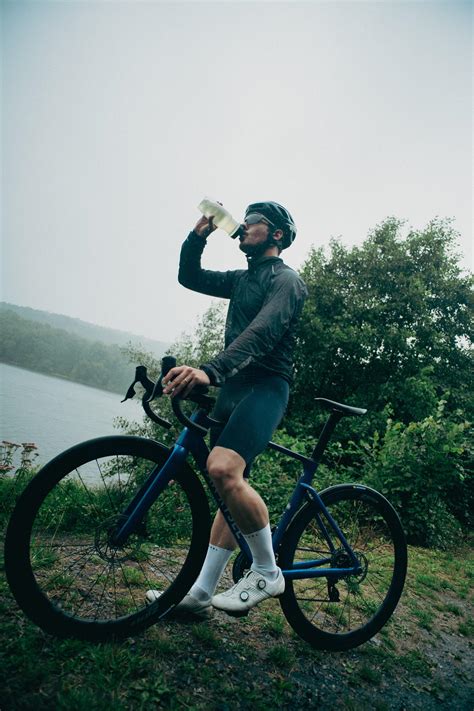 HIDRATAREA ȘI SPORTUL: DE CE ESTE ESENȚIAL CONSUMUL DE APĂ