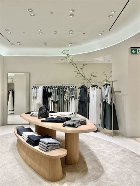 Tienda Massimo Dutti En Centro Comercial Sant Cugat