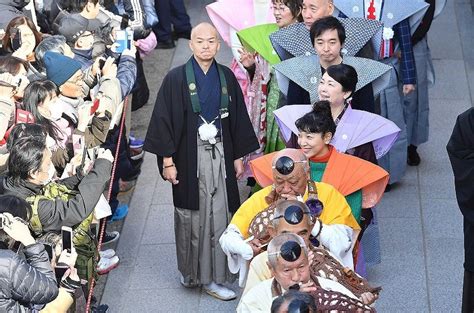 「まんぷく」ヒロイン役の安藤サクラさんらが豆まき 大阪・成田山不動尊 写真特集310 毎日新聞