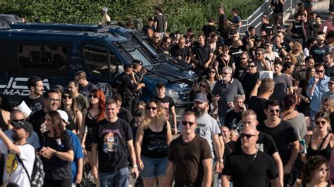 Los Fans De Rammnstein Acuden En Masa A Su Concierto En Madrid A Pesar De Las Acusaciones De Abusos