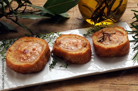 Salsiccia in crosta di pane Faszerowany chleb z kiełbasą Pan relleno