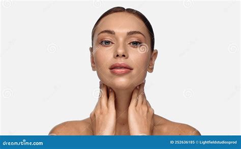 Foto Van Een Jonge Brunette Vrouw Stock Afbeelding Image Of Kaukasisch Schoon