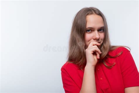 Jeune Fille Modeste Cachant Son Visage Sur Fond Blanc Photo Stock