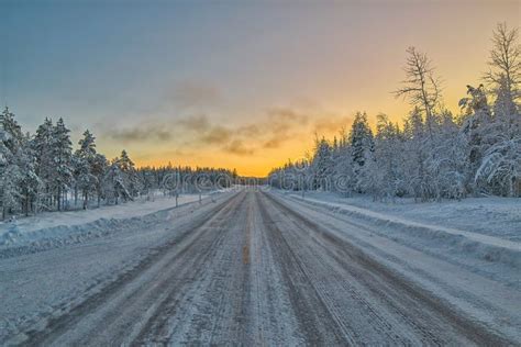 Estrada Gelada E Nevado Do Inverno Em Lapland Finlandia Foto De Stock