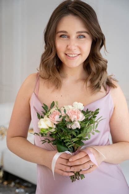 Donna Sorridente Del Colpo Medio Con I Fiori Foto Gratis