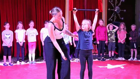 Manege wird zum Klassenzimmer Gefeller Schüler schnuppern Zirkusluft