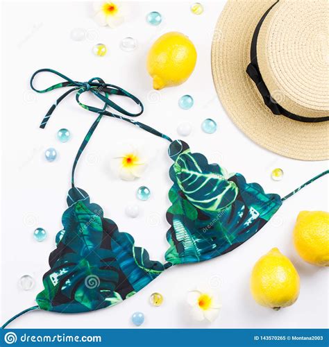 Traje De Ba O Del Bikini De La Mujer Con El Sombrero De Paja Las