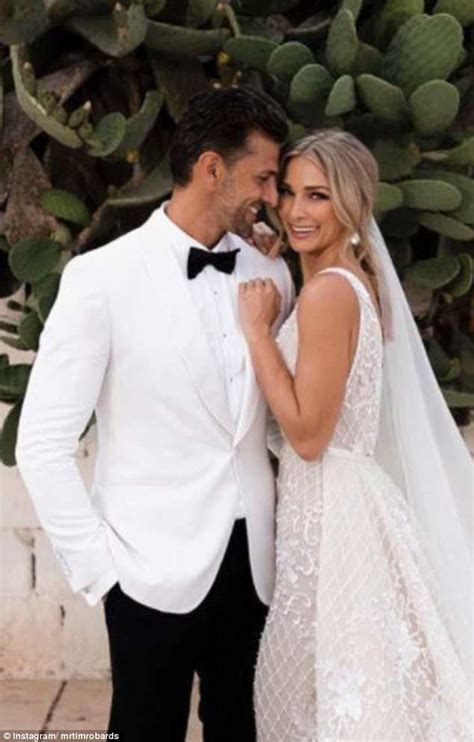 Anna Heinrich Flaunts Enviable Bikini Body On Honeymoon Daily Mail Online