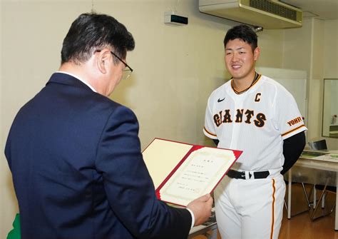 【巨人】岡本和真「柿ヘルメット」で奈良・五條市観光大使就任 きっかけは冗談交えた逆オファー プロ野球写真ニュース 日刊スポーツ