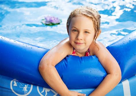 Portrait De Petite Fille Mignonne Dans La Grande Piscine Gonflable