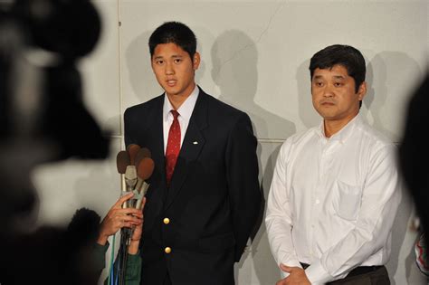 大リーグ挑戦を表明する花巻東の大谷翔平（左）と父の徹さん＝2012年（1215）－its Sho－time 球児編：朝日新聞デジタル