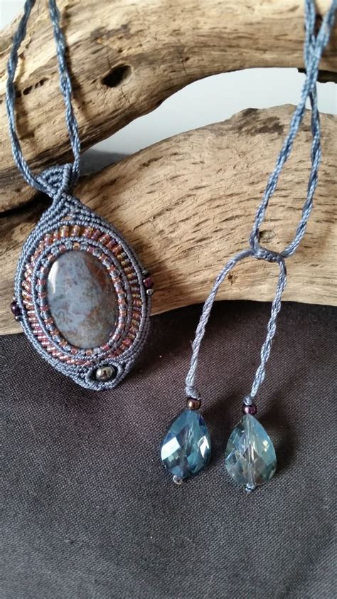 Collier pendentif mi long en macramé bleu gris et cabochon en agathe