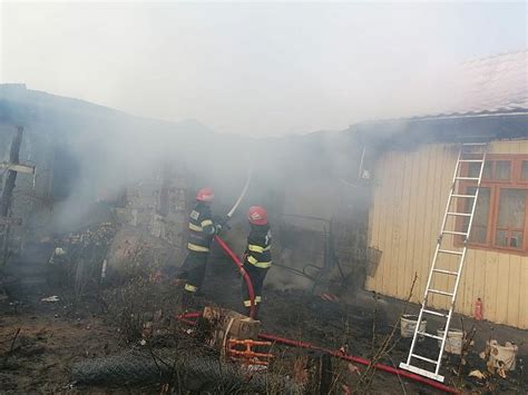 Foto Incendiu la o locuință și mai multe anexe pe o suprafață de 350