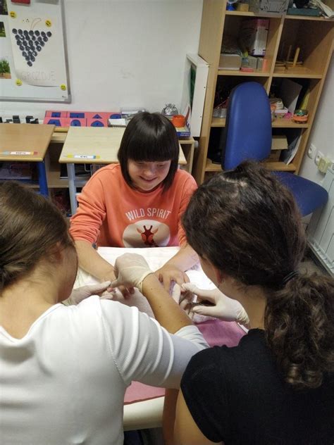 Obisk dijakinj Srednje zdravstvene in kozmetične šole Celje Osnovna