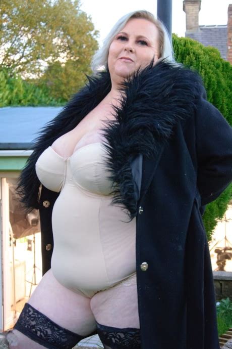 BBW Outdoor Naked Pictures BBWXXXPics