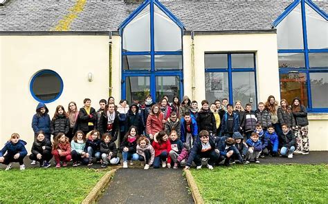 Des écoliers de Saint Joseph de Scaër en classe darts plastiques à