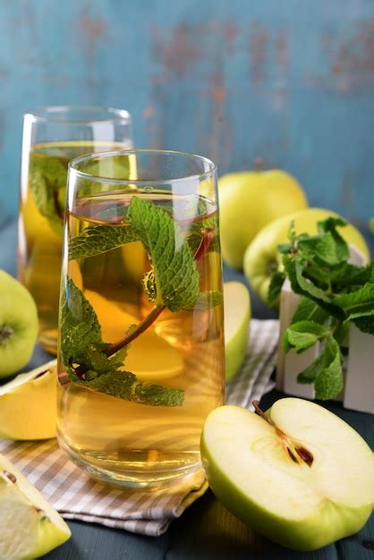 Vasos De Jugo De Manzana Con Frutas Y Menta Fresca En La Mesa Foto