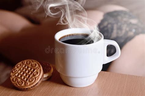 Erotische Kaffeepause Kaffee Und Kekse Mit Einem Schattenbild Eines Sexy Mädchens Stockbild