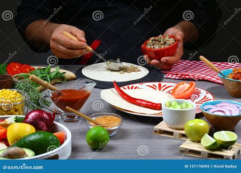 Cocinero Que Cocina El Burrito Mexicano Manos Del Cocinero Que