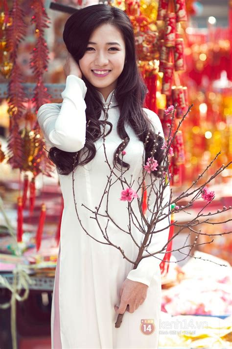 Hot girl miền khoe vẻ đẹp đặc trưng trong tà áo dài truyền thống