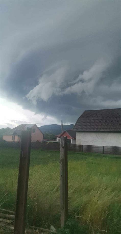 Fenomen impresionant pe cerul României O tornadă i a surprins