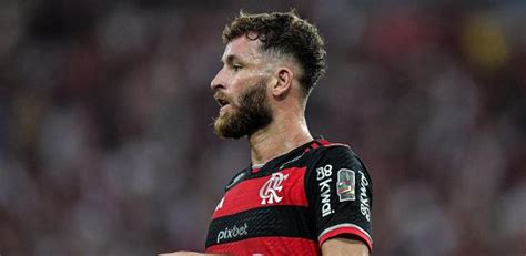 Léo Pereira entorse no joelho desfalca equipe do Flamengo