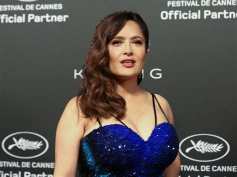 Salma Hayek I Bea Cafeaua N Costum De Baie Cu Decolteu Abisal I