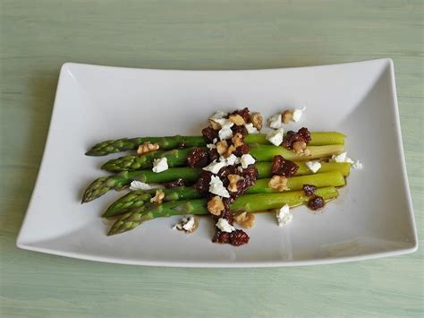 Grüner Spargel mit getrockneten Tomaten Feta und Walnüssen von ars