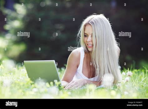 Junge Blonde Frau Liegend Auf Dem Rasen Stockfotografie Alamy