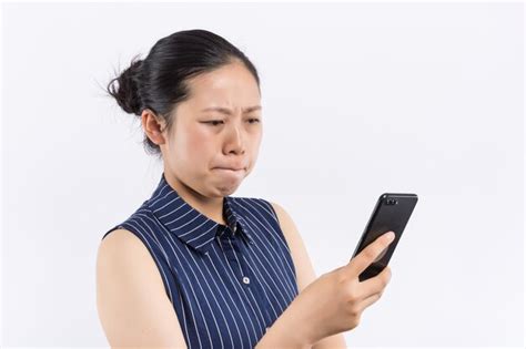 Premium Photo Closeup Portrait Serious Worried Business Woman Reading Bad News On Smart Phone