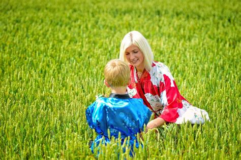 Eine Blonde Frau Mit Einem Sohn Gekleidet Im Kimono Auf Einem Getreidegebiet Stockfoto Bild