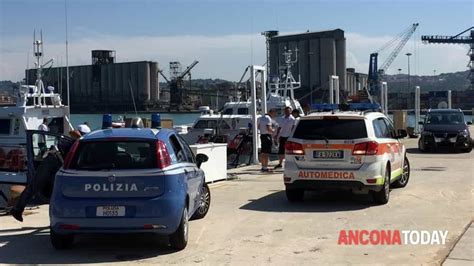 Incidente Al Porto Di Ancona Cavo Dacciaio Si Stacca E Colpisce Un