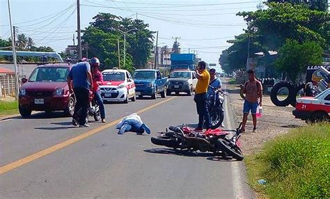 Jinete Sale Volando De La Moto Al Impactarse Contra Taxi En Cosamaloapan