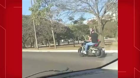 V Deo Motociclista Pilota S Uma M O Enquanto Usa Celular Em Via