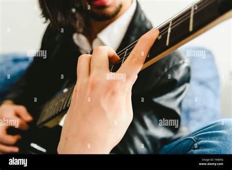 Detalle de los dedos de la guitarra fotografías e imágenes de alta