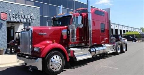 Американский тягач Kenworth W900 выпускается с 1961 года по сей день ...