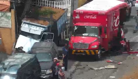 VIDEO Camión se queda sin frenos e impacta transporte de Coca Cola