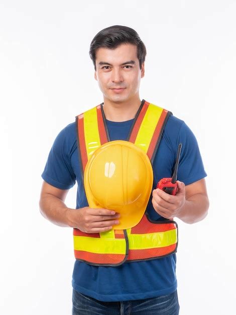 Retrato joven arquitecto hombre ingeniería sosteniendo casco amarillo y