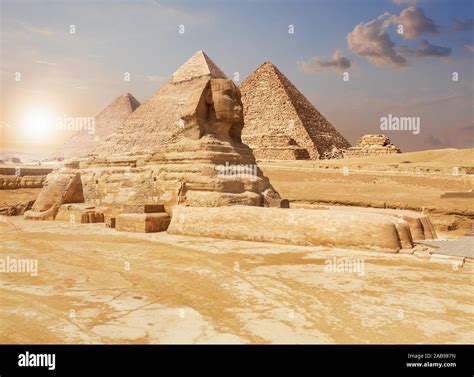 La Famosa Esfinge De Giza Y Las Pir Mides En El Fondo El Desierto