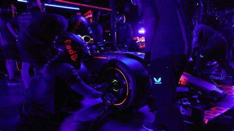 VIDEO: Red Bull F1 pit stop record darkness