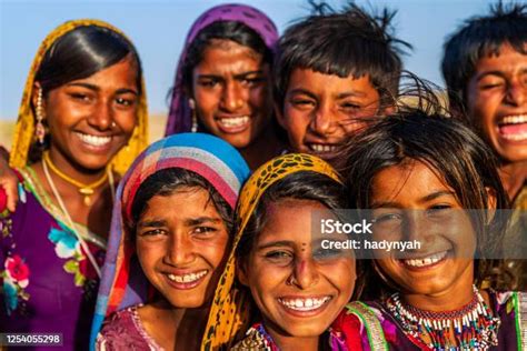 Grupo De Niños Indios Gitanos Felices Pueblo Del Desierto India Foto De